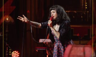Se luce Mon Laferte con especial concierto vía streaming