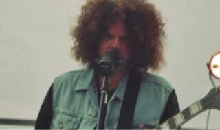 Wolfmother vive intenso concierto con el mar de fondo