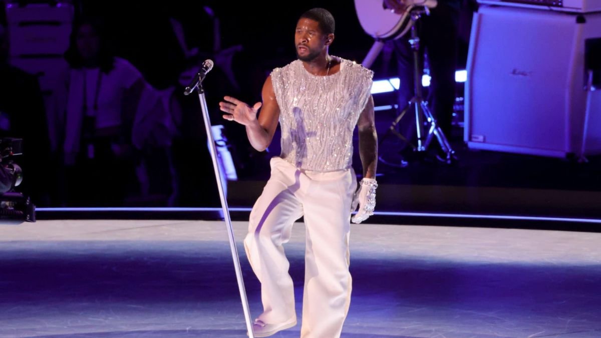 Usher deslumbra en el Medio Tiempo del Super Bowl