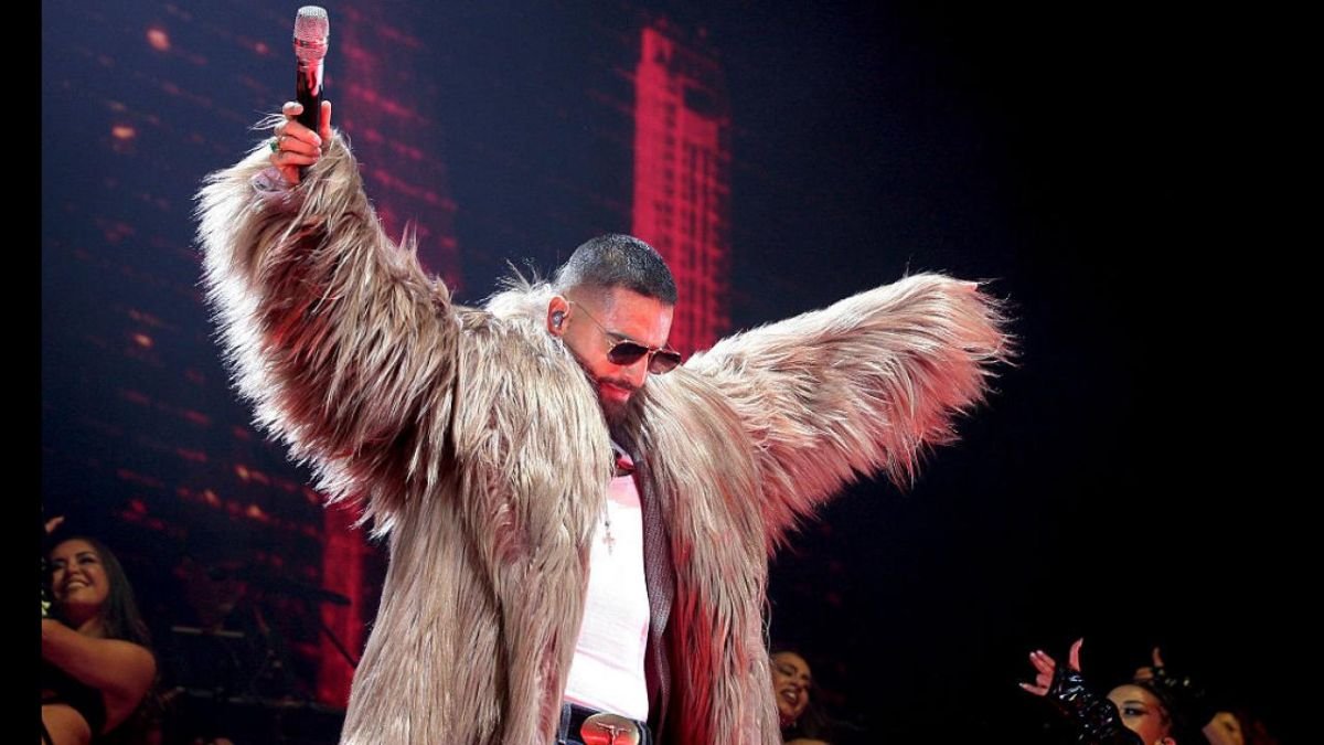 Maluma regaña a fan por llevar a bebé a su concierto sin protección auditiva