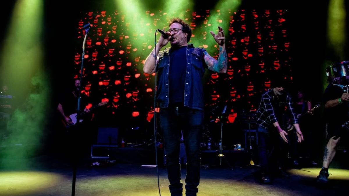 La Vela Puerca celebra 30 años de carrera con un enérgico concierto en Monterrey