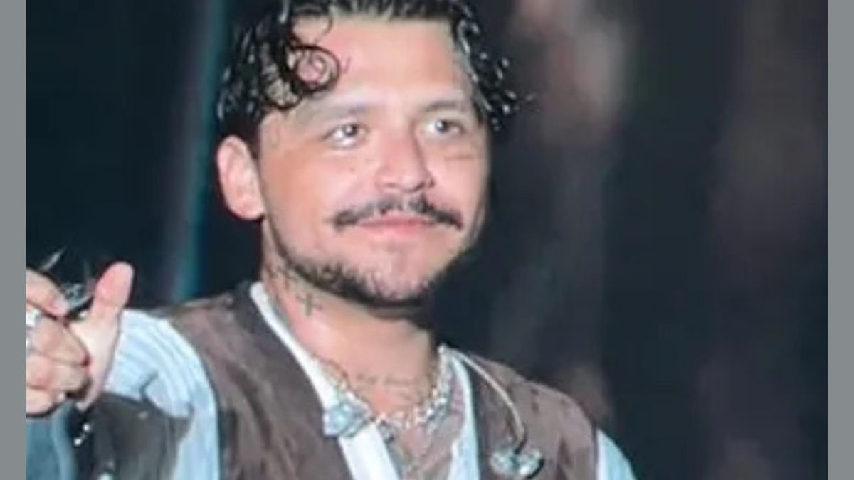 Nodal responde a gritos de "Cazzu, Cazzu" durante show en la UANL