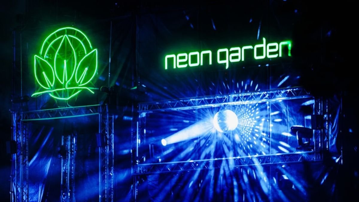 El icónico e inigualable escenario "Neon Garden" de EDC México, el predilecto para los entusiastas del techno y el house