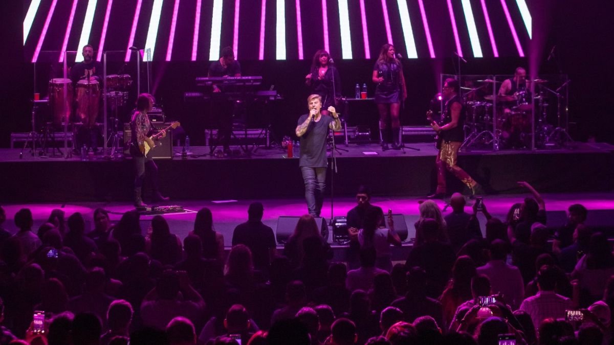 Vilma Palma e Vampiros desata la nostalgia rockera en Monterrey