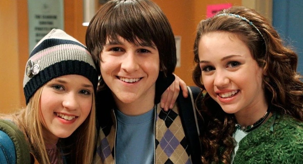 Descubre por qué Mitchel Musso y Emily Osment no estuvieron en el especial de aniversario de Hannah Montana.