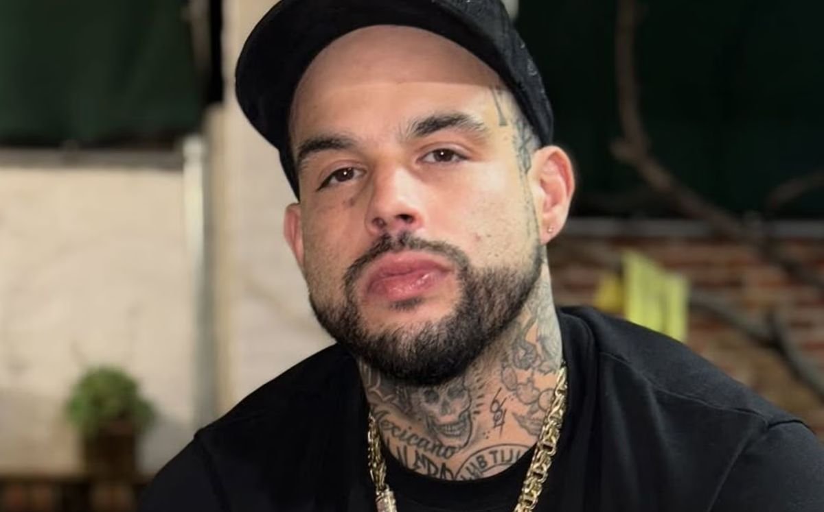 Emiliano Aguilar genera controversia al comentar sobre el respeto que deben tener las mujeres en el reguetón.