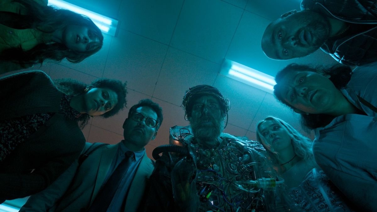 Crítica | "Buena Suerte, Diviértete, No Mueras", un viaje alucinante entre caos, IA y un futuro distópico