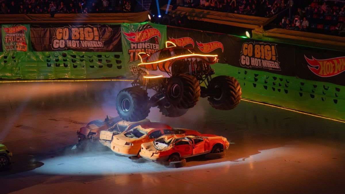 Adrenalina total se vivió con Hot Wheels Monster Trucks Glow n' Fire en la Arena Monterrey