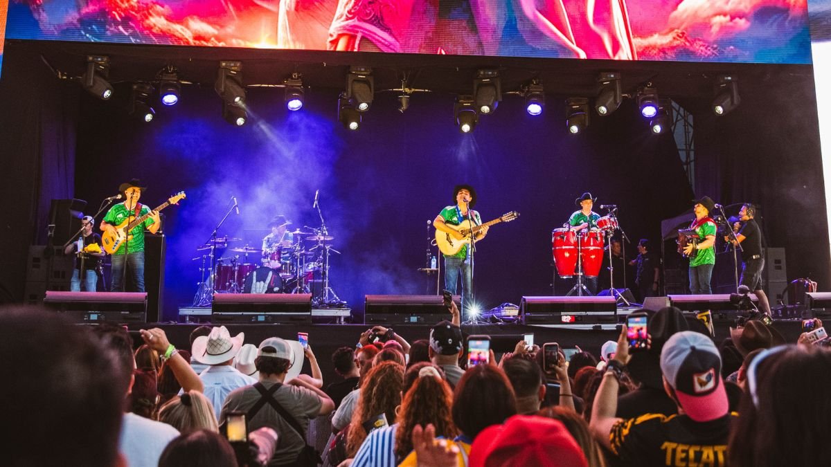 Nostalgia y ritmo: Grupo Costumbre hace vibrar el FIFA Fan Fest