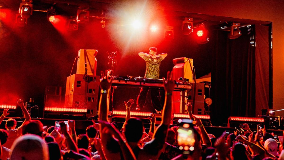 ¡Locura electrónica! R3HAB convierte el FIFA Fan Festival Monterrey en una mega pista de baile